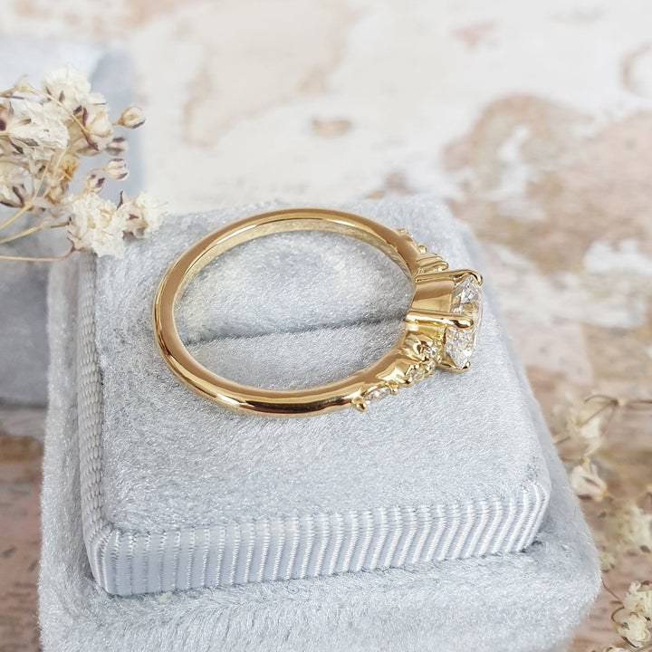 round-cut-pave-setting-d-vs1-lab-grown-diamond-engagement-ring