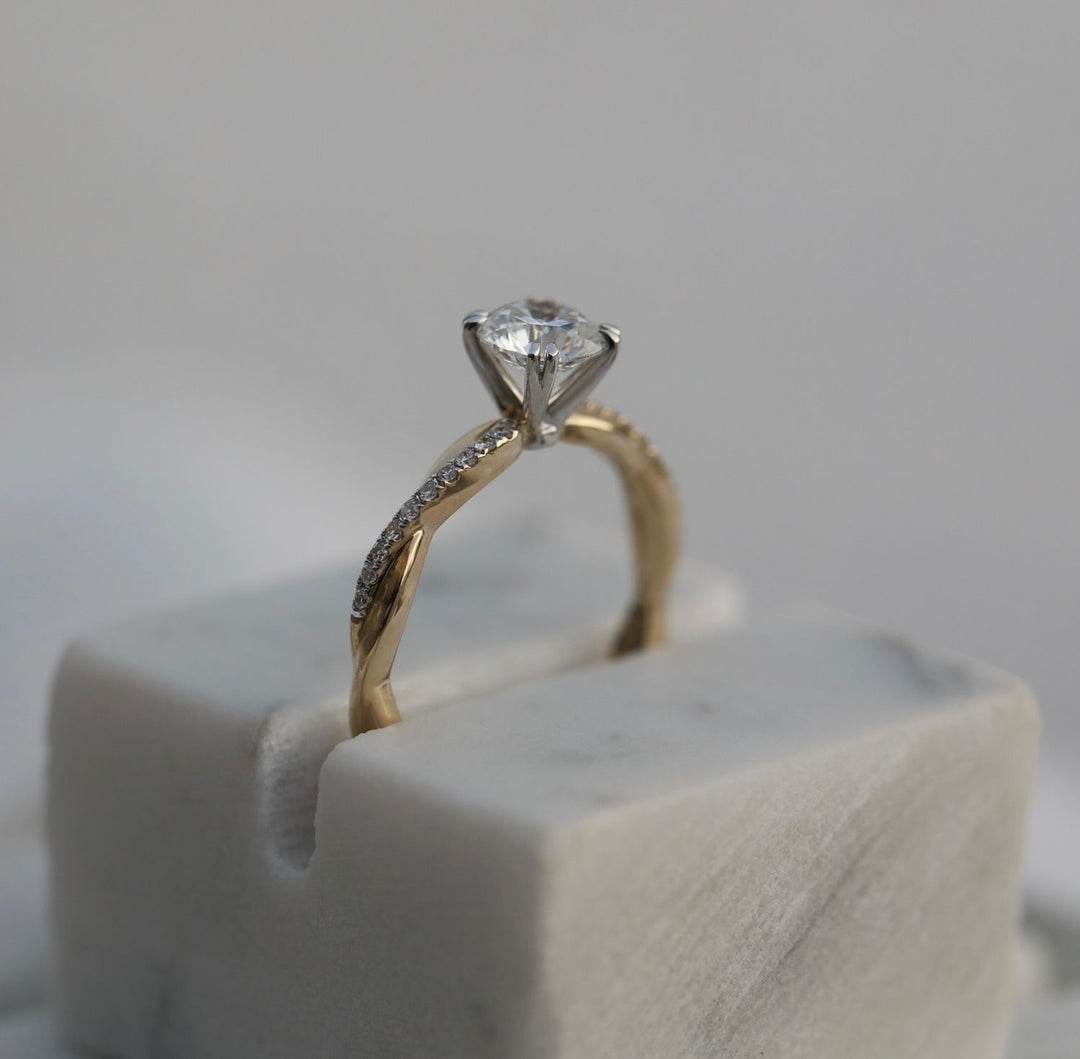 round-solitaire-cvd-e-vs1-diamond-engagement-ring