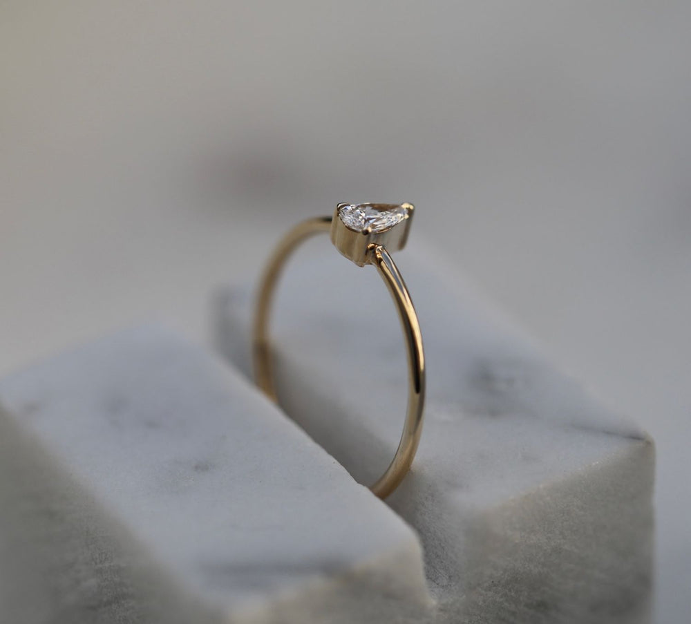 pear-solitaire-cvd-f-vvs1-diamond-engagement-ring