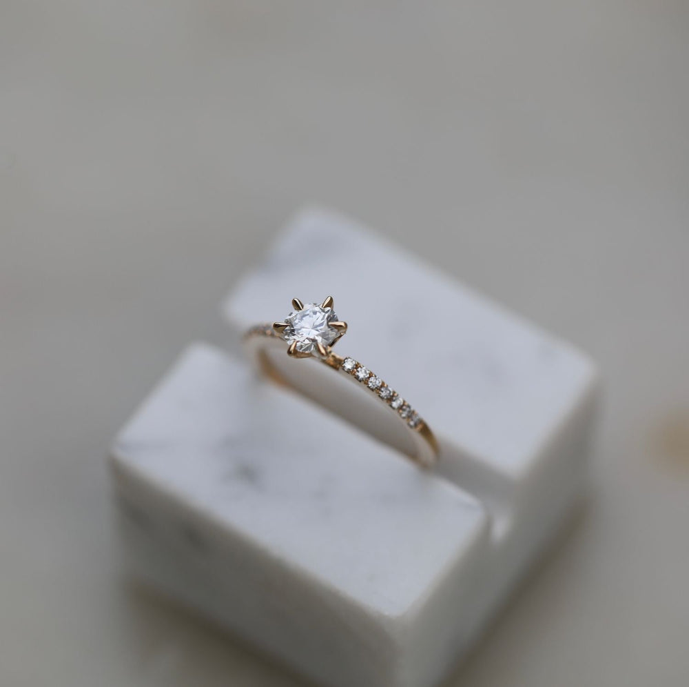 round-solitaire-cvd-e-vs1-diamond-engagement-ring