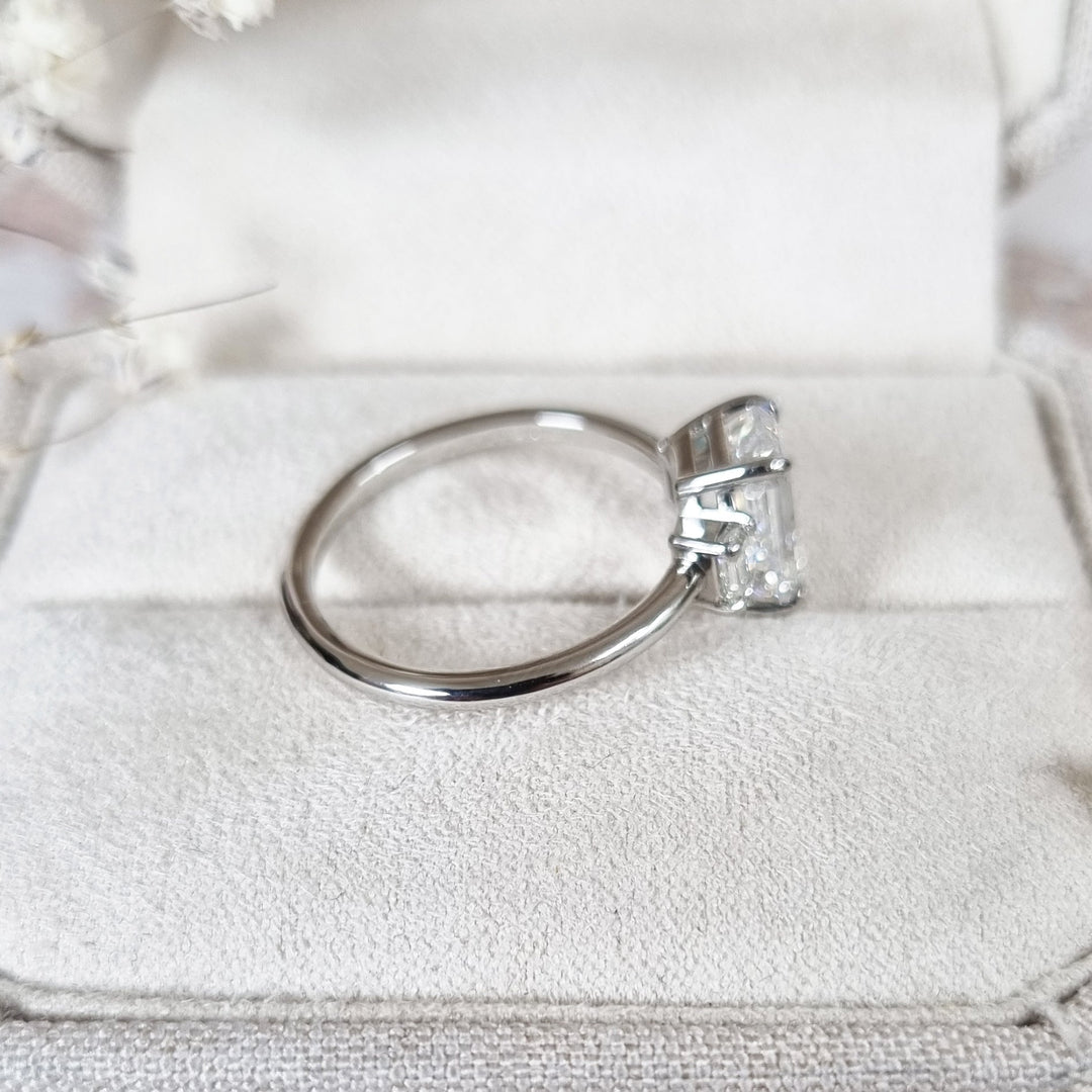 emerald-three-stone-e-vs1-lab-grown-diamond-engagement-ring