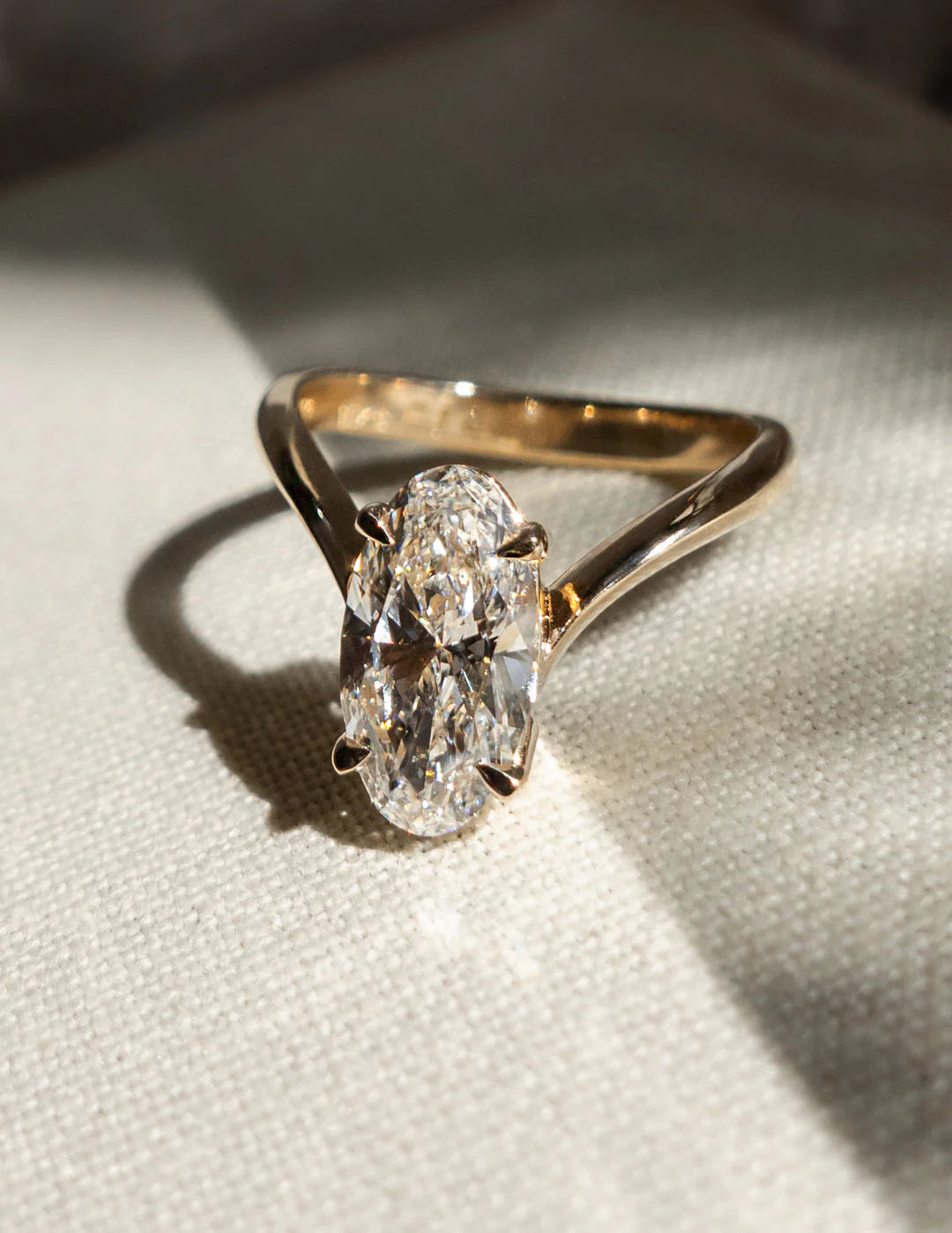 2.0CT-3.0CT Oval E/VS Unique Diamond Rings Classy Women With Matching Classic Curved Band