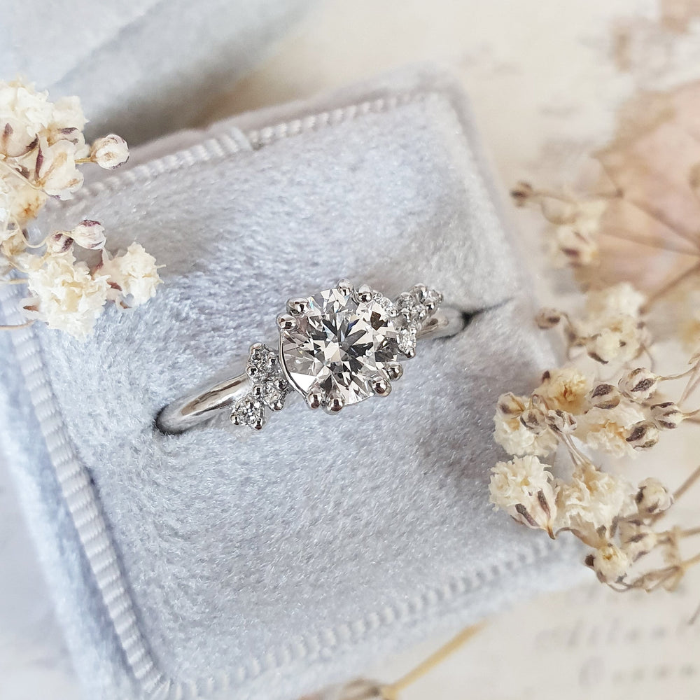 round-cluster-style-d-vs1-lab-grown-diamond-engagement-ring