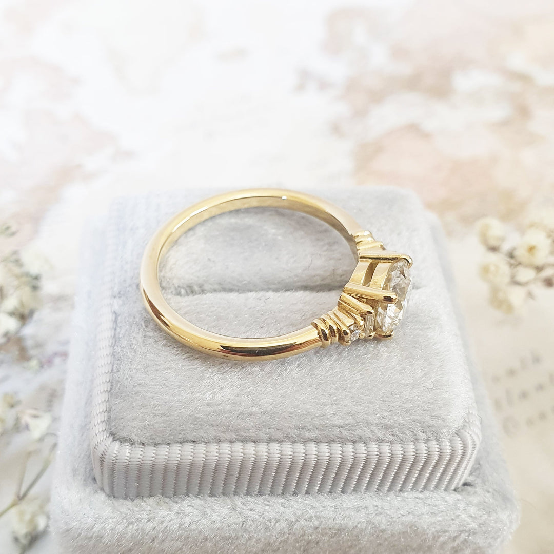 round-five-stone-d-vs1-lab-grown-diamond-engagement-ring