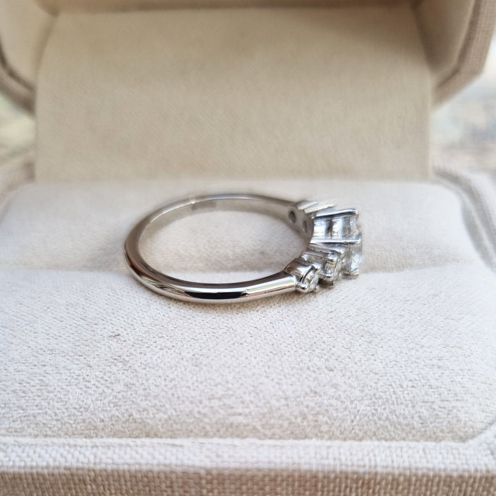 round-five-stone-d-vvs1-lab-grown-diamond-engagement-ring