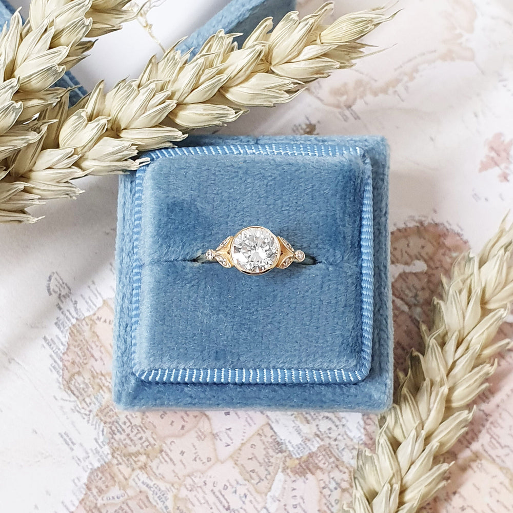 round-cut-bezel-style-f-vs2-lab-grown-diamond-engagement-ring