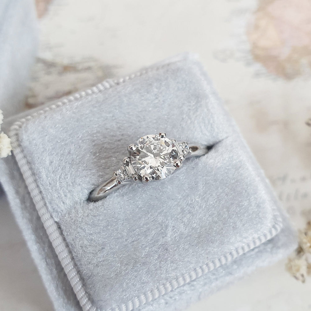 round-cut-five-stone-e-vs1-lab-grown-diamond-engagement-ring