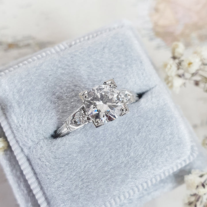 round-cut-three-stone-g-vs2-lab-grown-diamond-engagement-ring