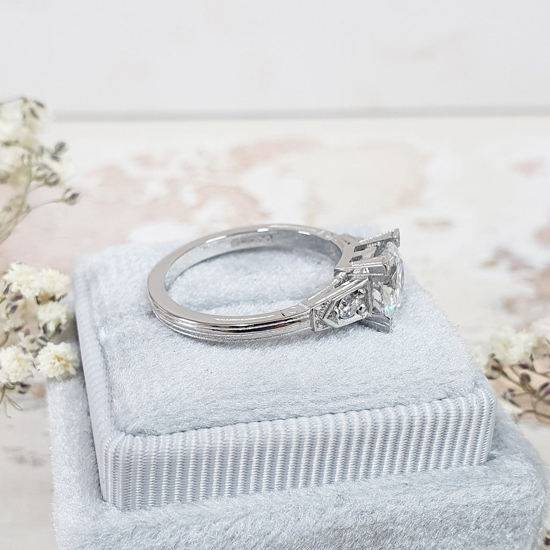 round-cut-three-stone-g-vs2-lab-grown-diamond-engagement-ring