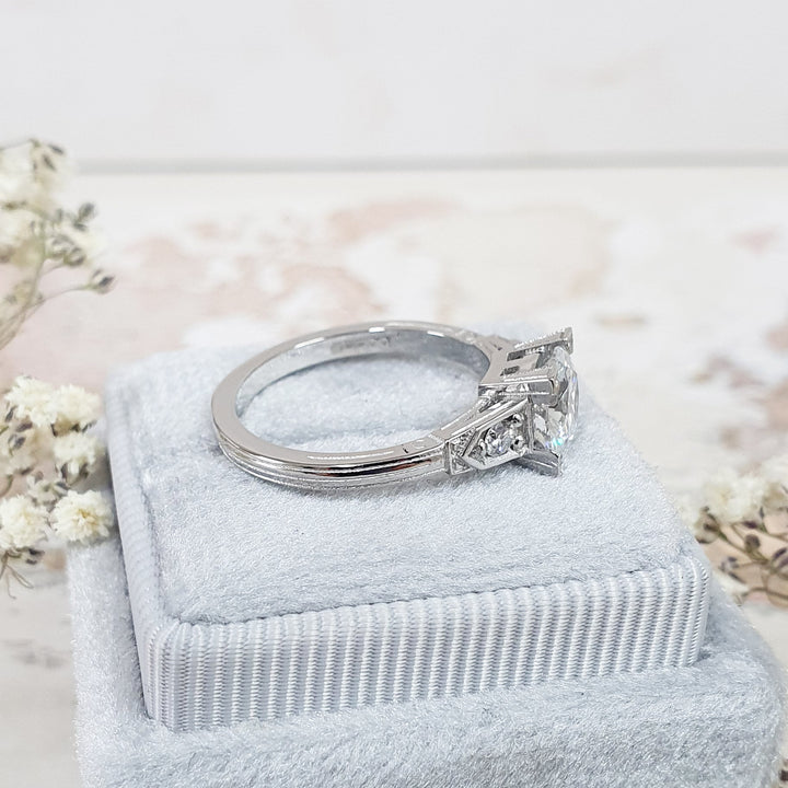 round-cut-three-stone-g-vs2-lab-grown-diamond-engagement-ring