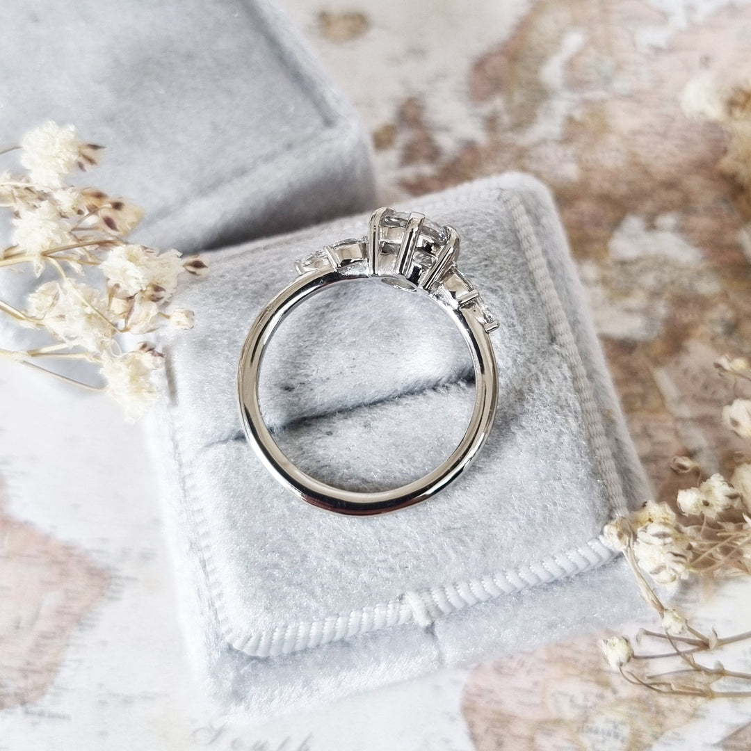 round-cut-cluster-e-vs1-lab-grown-diamond-engagement-ring