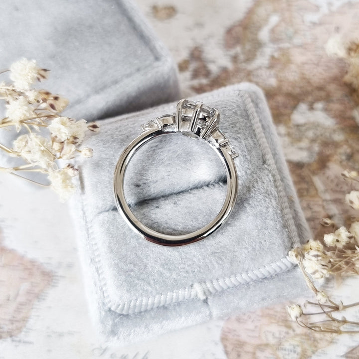 round-cut-cluster-e-vs1-lab-grown-diamond-engagement-ring