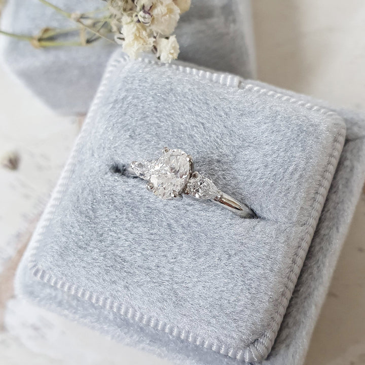 0-40-ct-oval-cut-three-stone-f-vs1-lab-grown-diamond-engagement-ring