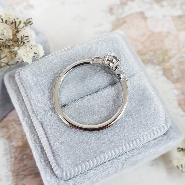 0-40-ct-oval-cut-three-stone-f-vs1-lab-grown-diamond-engagement-ring