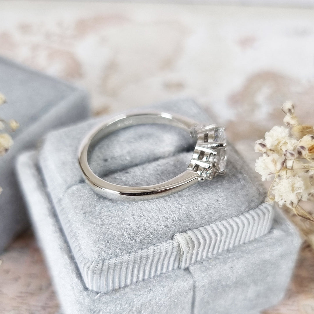 oval-cut-cluster-f-vs1-lab-grown-diamond-engagement-ring