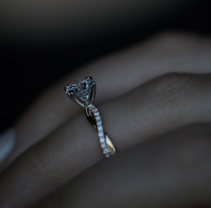 round-solitaire-cvd-e-vs1-diamond-engagement-ring