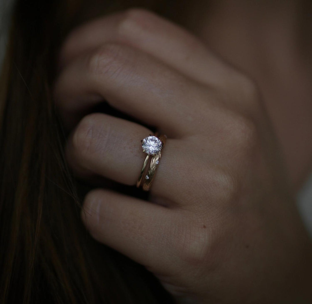 round-solitaire-cvd-e-vs1-diamond-engagement-ring