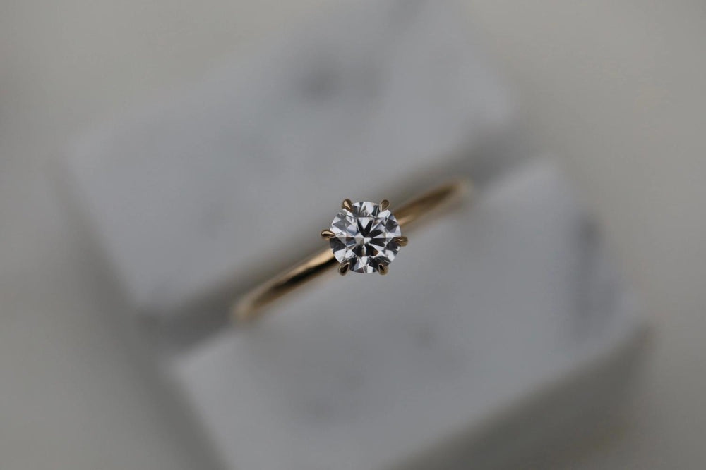 round-solitaire-cvd-g-vvs2-diamond-engagement-ring