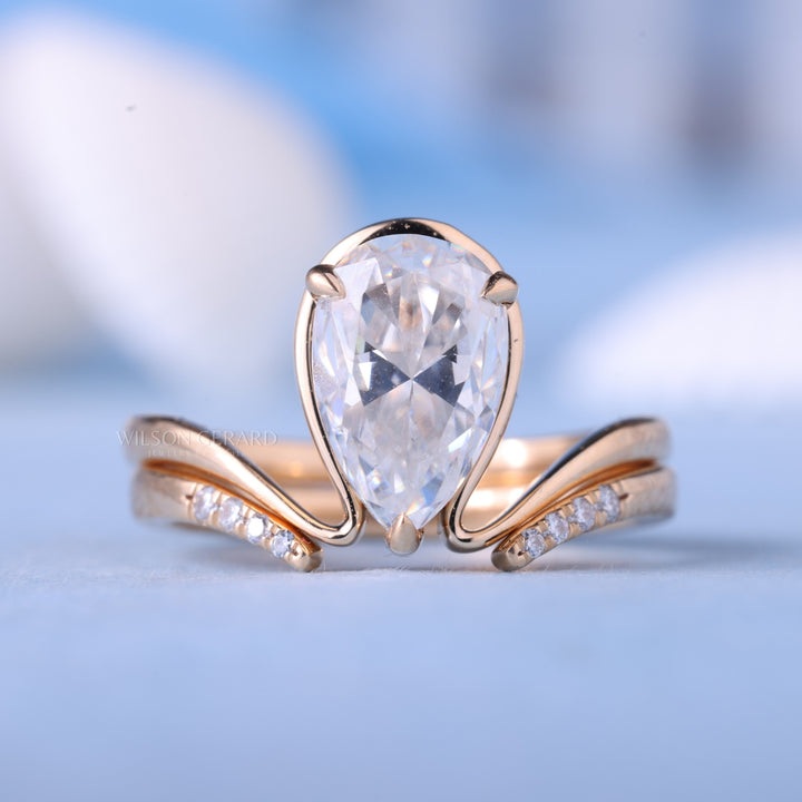 1.0CT-2.0CT Bezel Set Pear E/VS Lab Grown Diamond Curved Unique Engagement Ring With Wedding Band