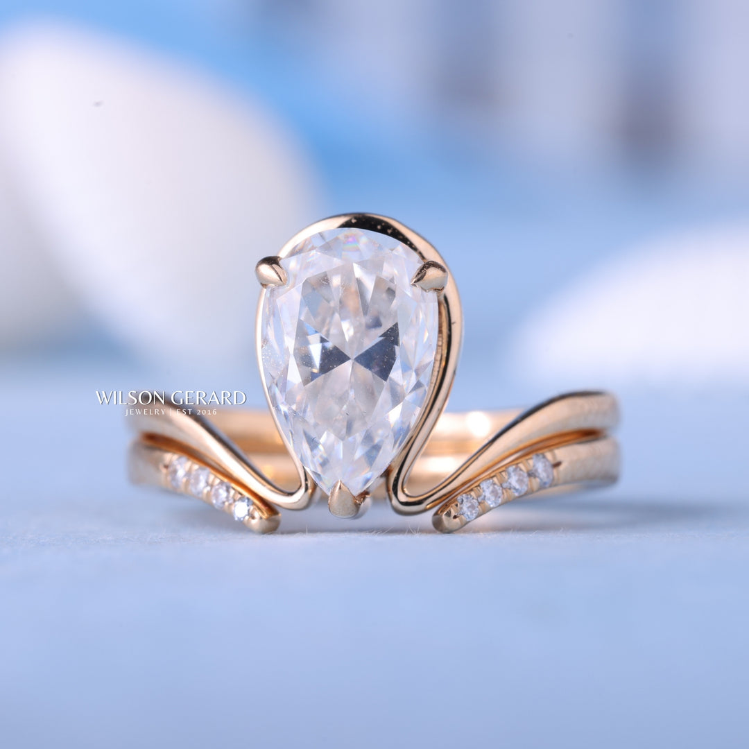 1.0CT-2.0CT Bezel Set Pear E/VS Lab Grown Diamond Curved Unique Engagement Ring With Wedding Band