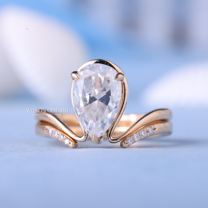 1.0CT-2.0CT Bezel Set Pear E/VS Lab Grown Diamond Curved Unique Engagement Ring With Wedding Band