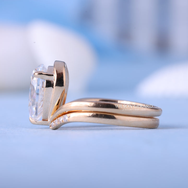 1.0CT-2.0CT Bezel Set Pear E/VS Lab Grown Diamond Curved Unique Engagement Ring With Wedding Band