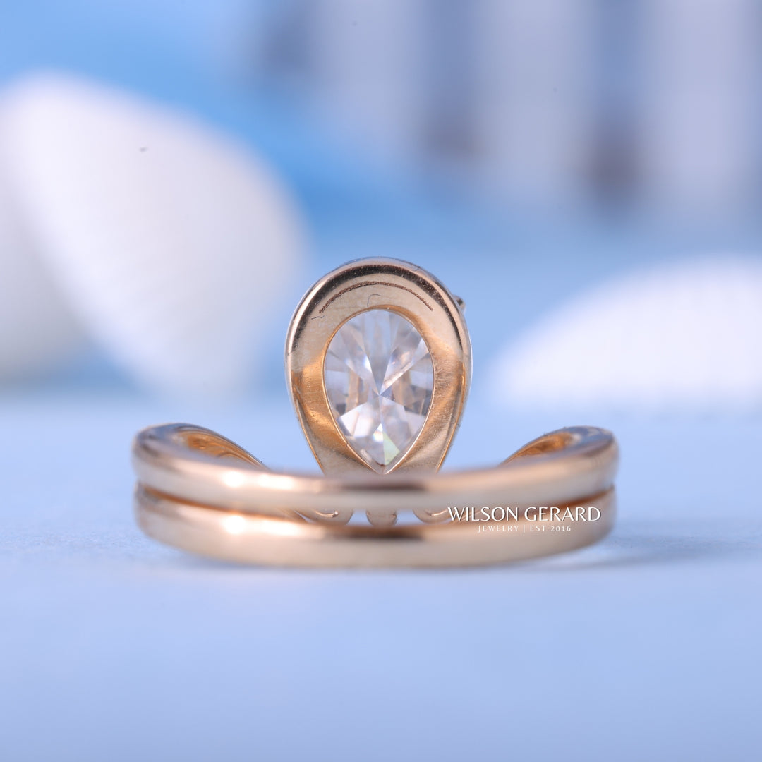 1.0CT-2.0CT Bezel Set Pear E/VS Lab Grown Diamond Curved Unique Engagement Ring With Wedding Band