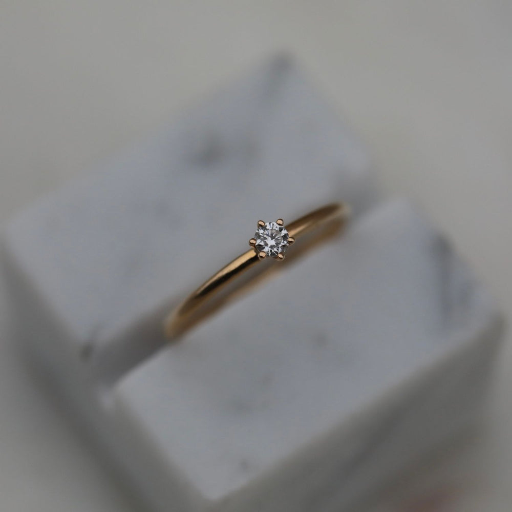 round-solitaire-cvd-g-vs1-diamond-engagement-ring