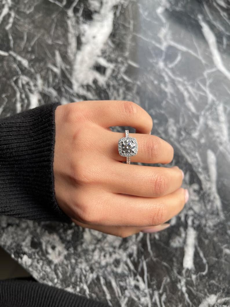 round-halo-cvd-e-vs2-diamond-engagement-ring