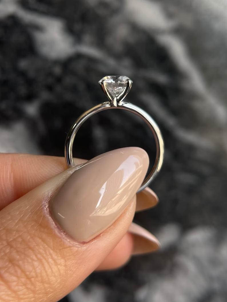 round-solitaire-cvd-e-vs1-diamond-engagement-ring-3