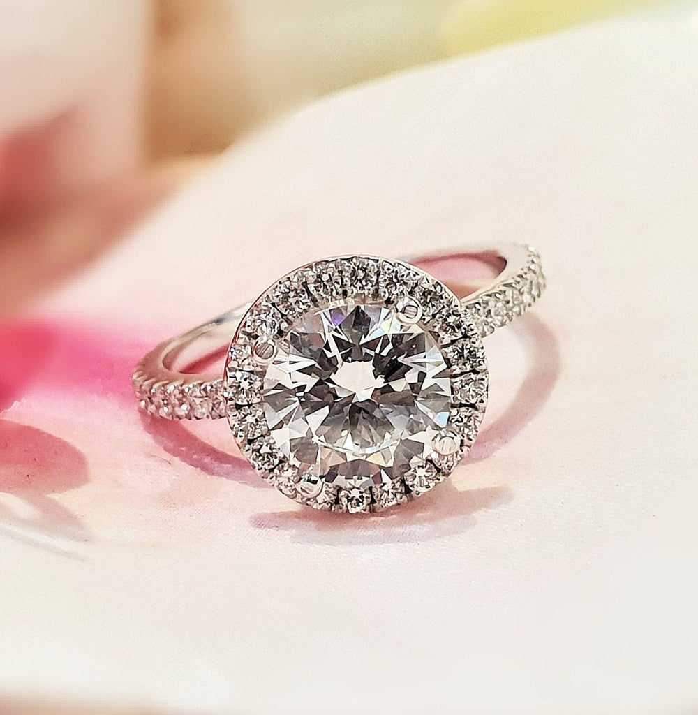 round-cut-halo-g-vs1-lab-grown-diamond-engagement-ring