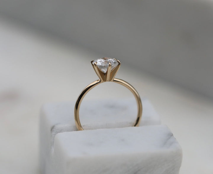 round-solitaire-cvd-e-vs2-diamond-engagement-ring