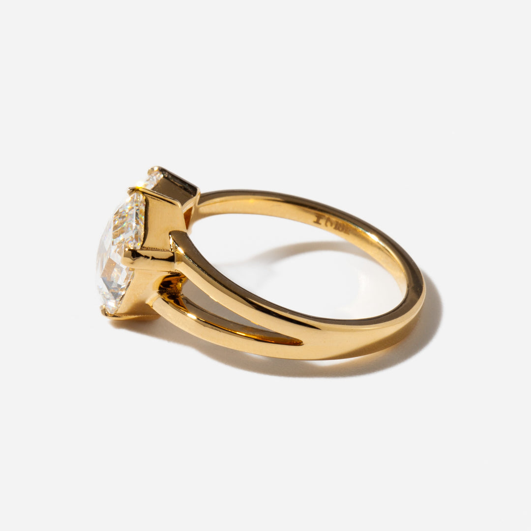 2.4 carat emerald and princess cut lab diamond Toi Et Moi engagement ring set in polished gold modern design