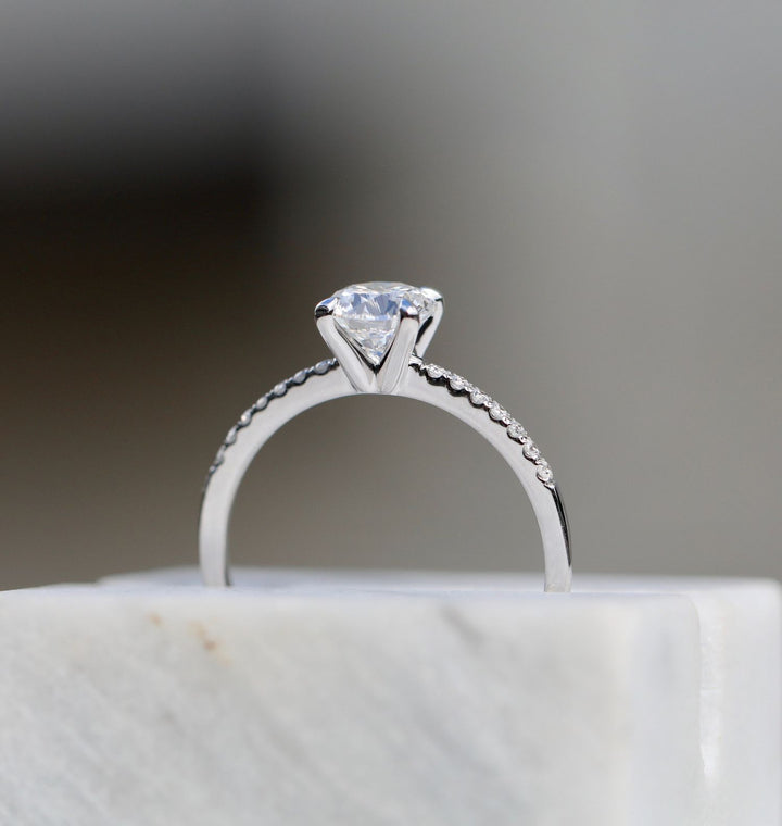 round-solitaire-cvd-e-vs1-diamond-engagement-ring