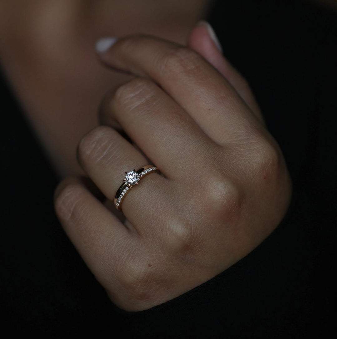 round-solitaire-cvd-e-vs1-diamond-engagement-ring