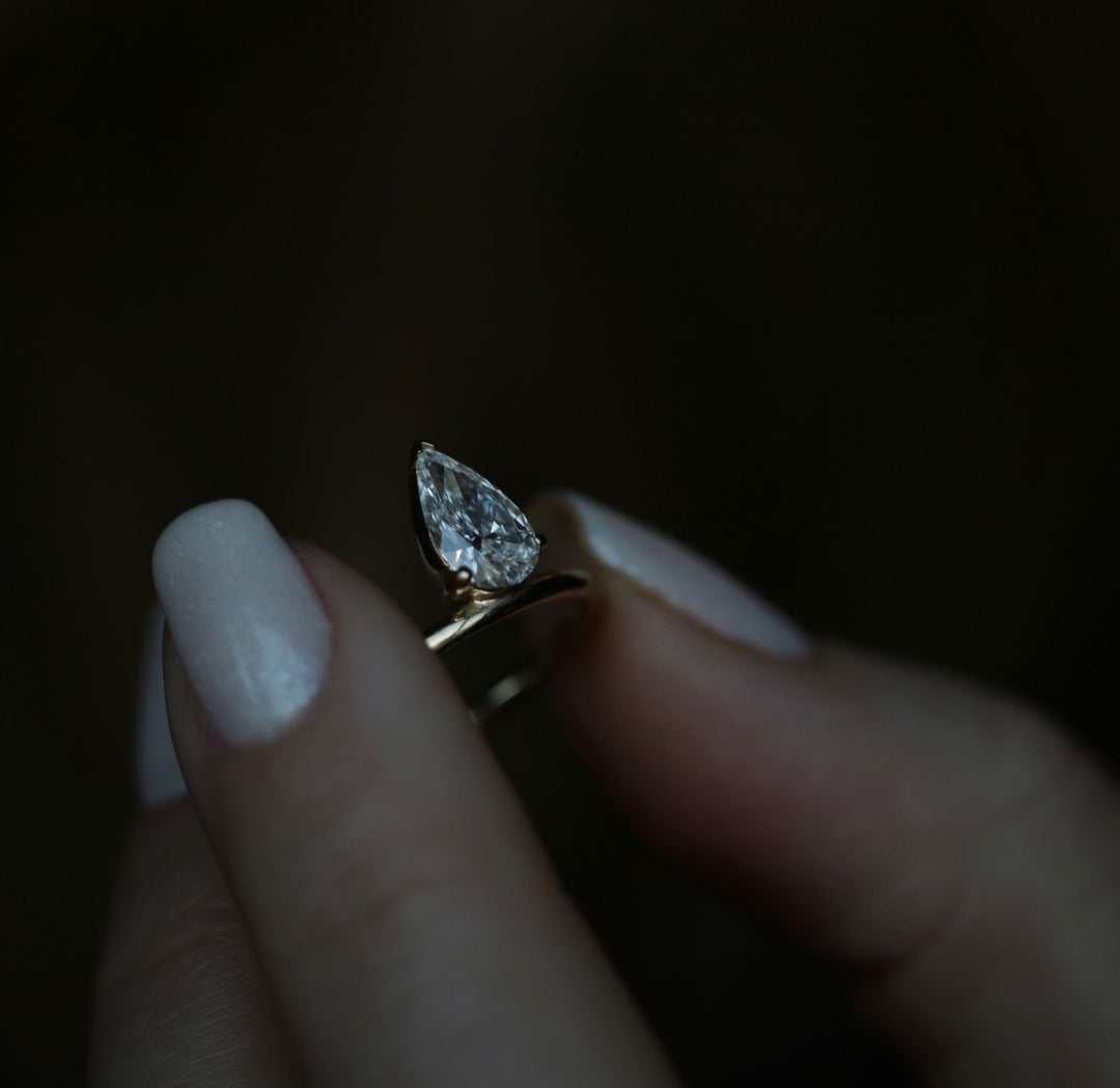 0-93-ct-pear-solitaire-cvd-f-vvs1-diamond-engagement-ring