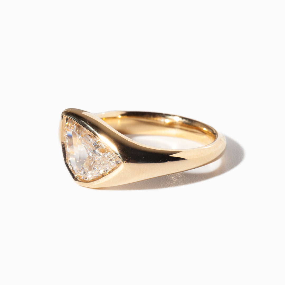 Side profile of flow cut lab diamond antique engagement ring highlighting graceful contours and elegant setting