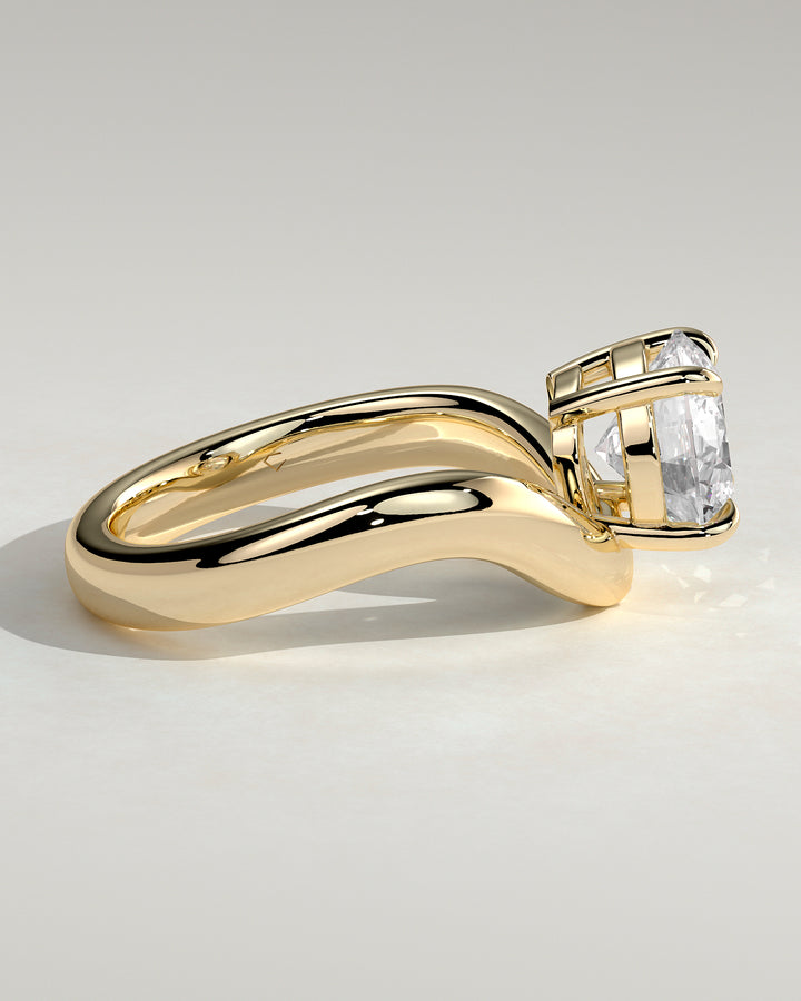 Elegant curved solitaire