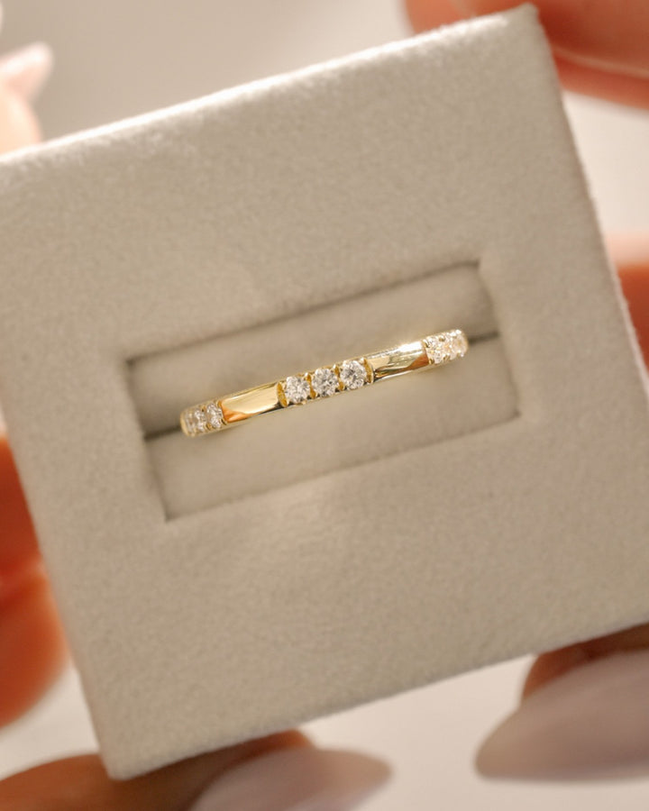 Lab grown diamond cluster band