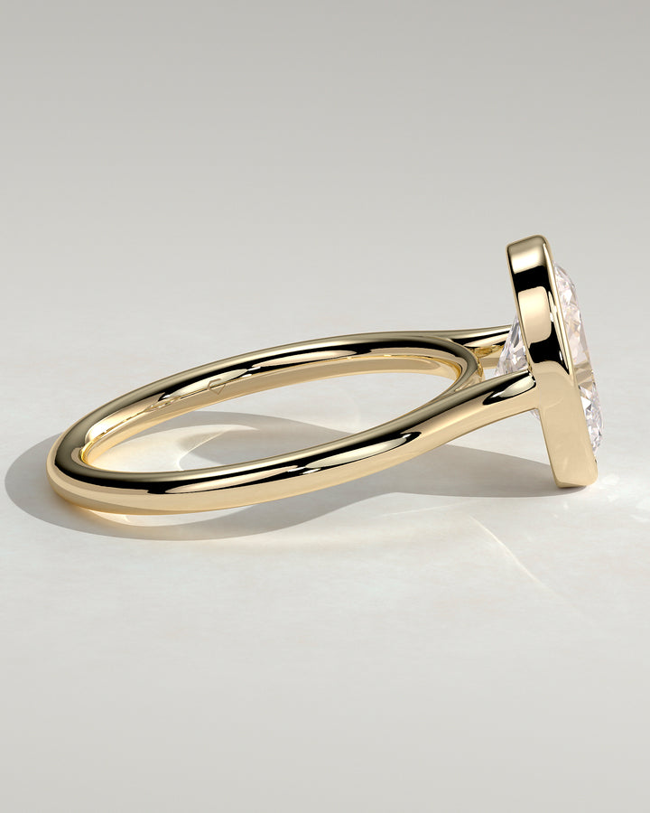 Oval bezel solitaire