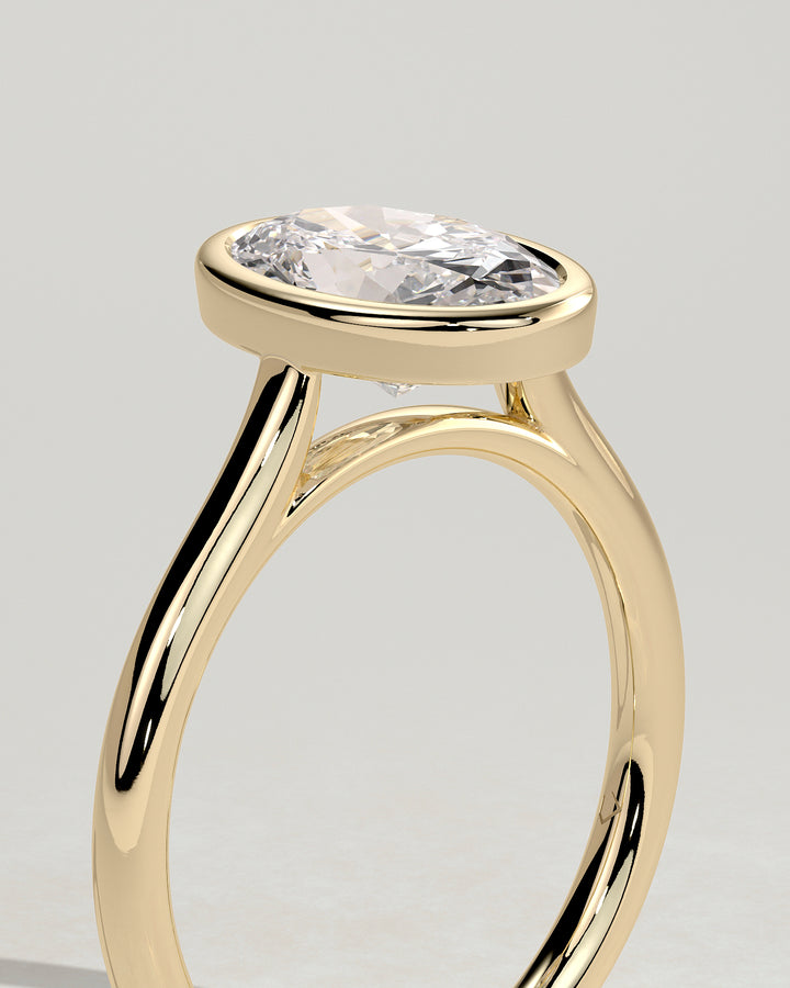 Oval engagement ring