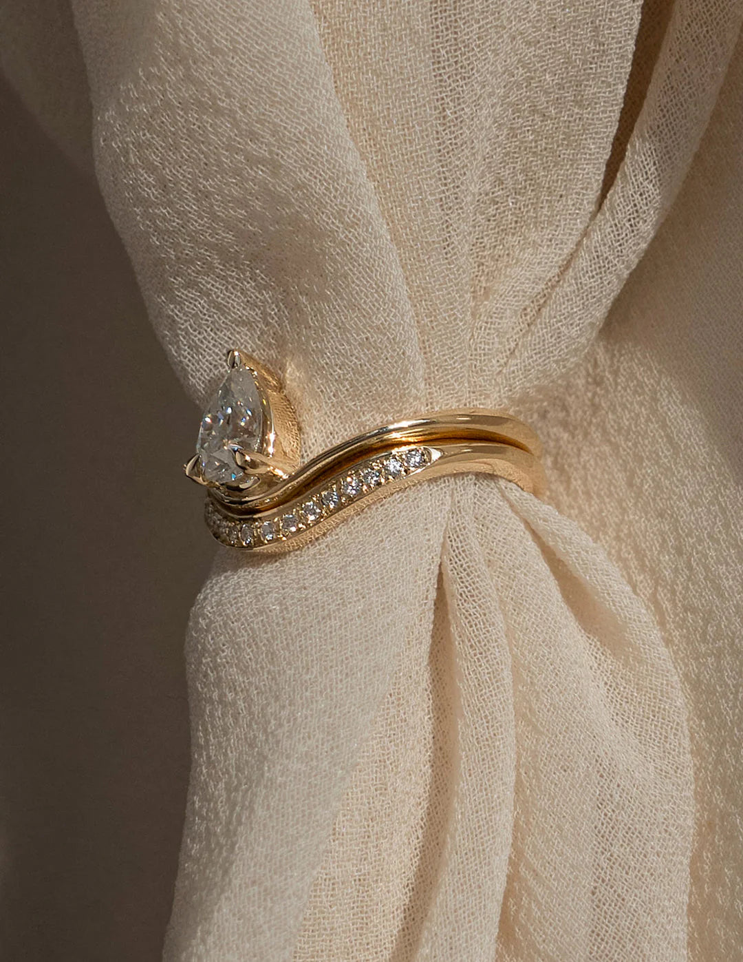1.0CT-2.0CT Pear E/VS CVD Unique Diamond Rings Design Engagement With Matching Diamond Band