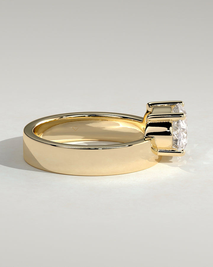 Sophisticated oval solitaire
