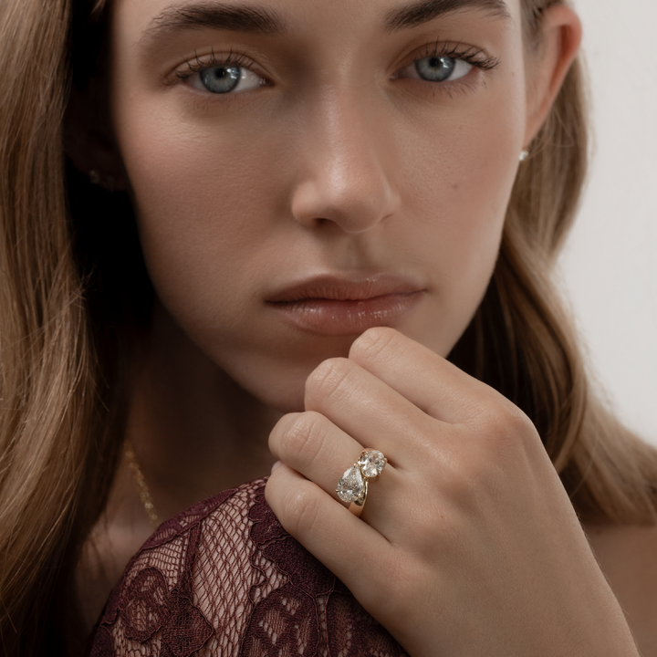 1.0CT Pear & Oval Cut IGI Certified CVD Diamond Curved Toi et Moi Engagement Ring