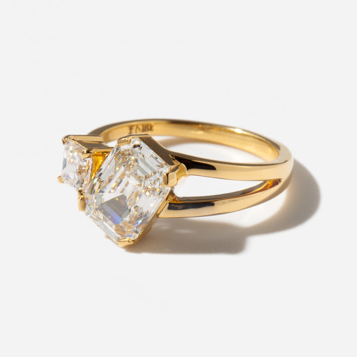 Side profile of emerald and princess cut lab grown diamond Toi Et Moi engagement ring with elegant dual stone setting