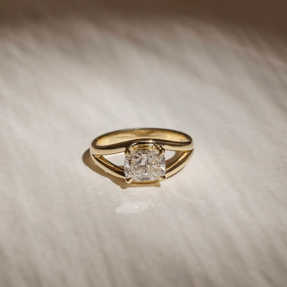 timeless engagement rings, unique engagement rings, vintage style engagement rings, ringdesignsunique, gold rings fashion, classy engagement ring, dream wedding ring, dream engagement rings, gold ring designs, classic engagement ring, gold finger rings, proposal ring` 