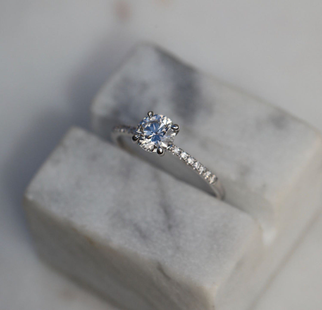 0-85-ct-round-solitaire-cvd-e-vs1-diamond-engagement-ring