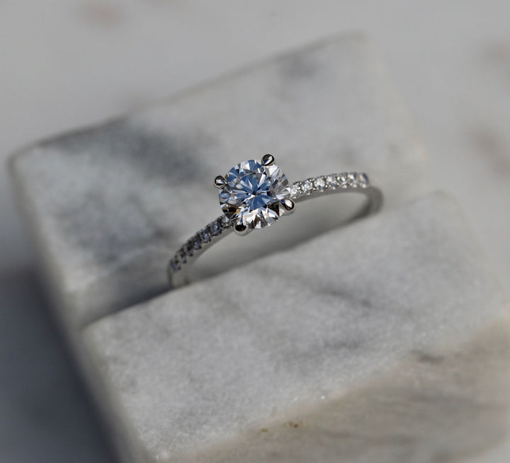 0-85-ct-round-solitaire-cvd-e-vs1-diamond-engagement-ring