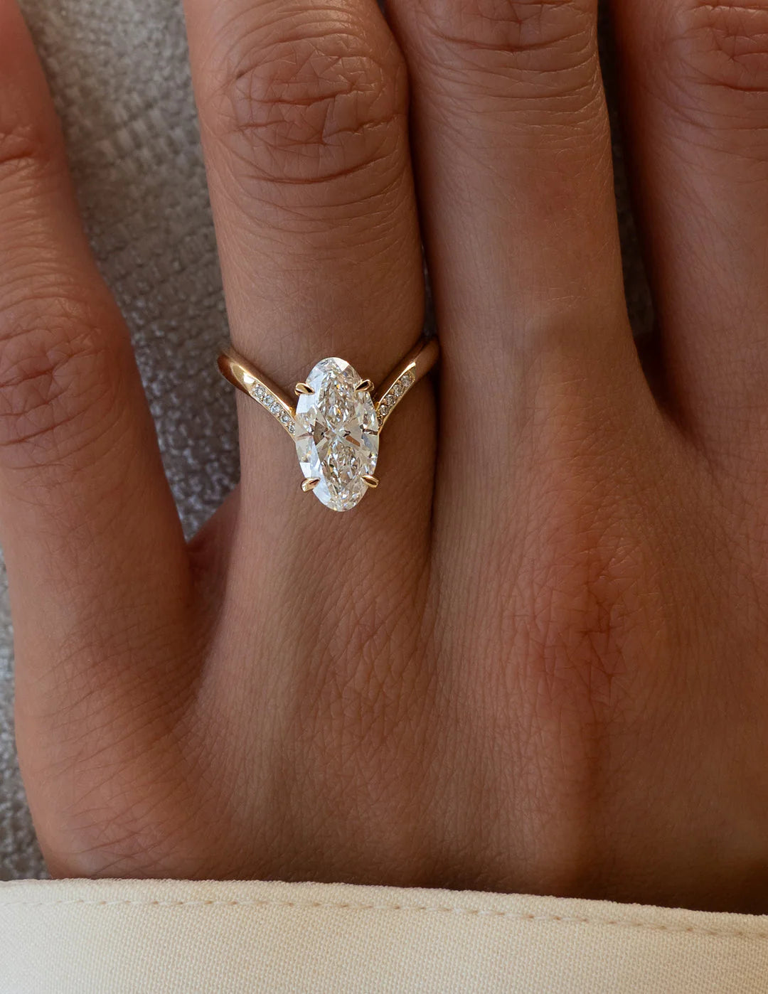 Women's oval diamond ring