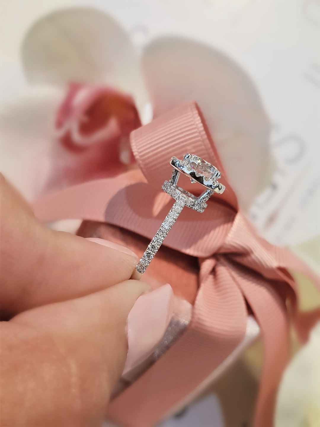 round-cut-halo-g-vs1-lab-grown-diamond-engagement-ring